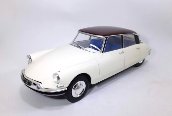 G111V014 - CITROEN DS 19 1956 two-tone - 1