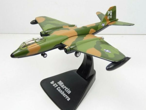 AKI0300 - Military Aircraft - MARTIN B-57 Camberra - 1