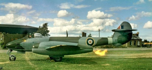 REV03830 - Aircraft Gloster Meteor 1st edition to assemble and paint - 1