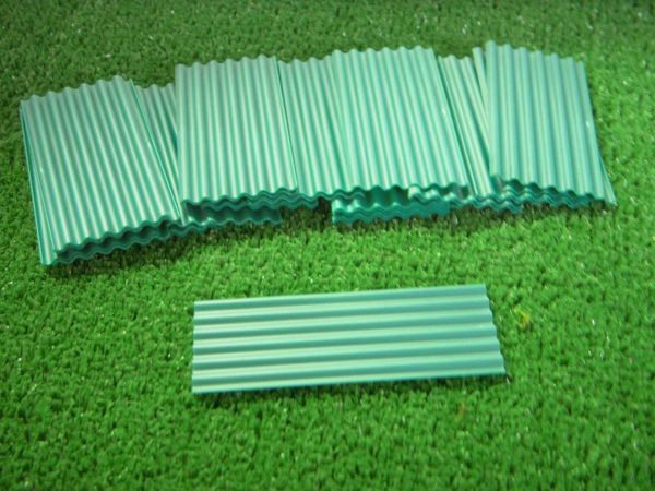 JUW23257 - 30 green corrugated sheets 7.82cm x 3.42cm - 1