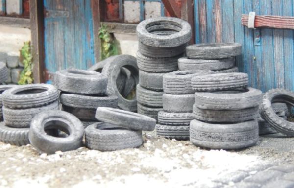 JUW23349 - 120g of old car tyres - about 50 pieces - 1