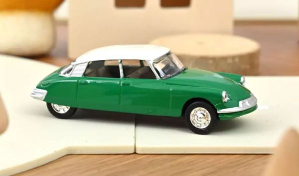 NOREV310528 - 1958 CITROEN DS 19 green and white roof - 1