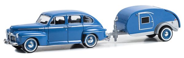 GREEN32300-A - FORD Fordor super deluxe 1942 blue with caravan from the HITCH & TOW series in blister pack - 1