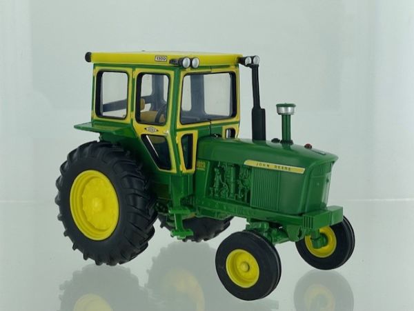 BRI43381 - JOHN DEERE 4020 2wd with Hiniker cab - Limited edition of 2500 pcs. - 1