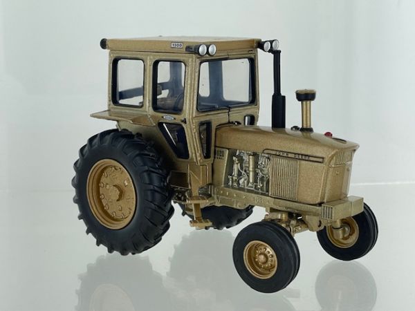 BRI43381GOLD - JOHN DEERE 4020 2wd with Hiniker Gold cab - Limited edition of 250 pcs. - 1