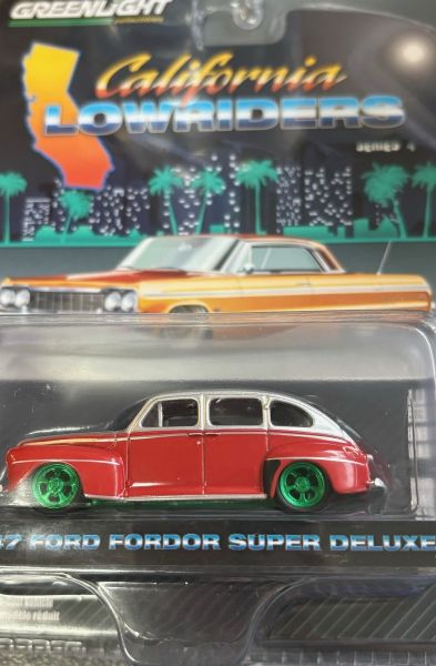 GREEN63050-AVERT - FORD Fordor Super deluxe 1947 red with green wheels from the CALIFORNIA LOWRIDERS serie in blister pack - 1