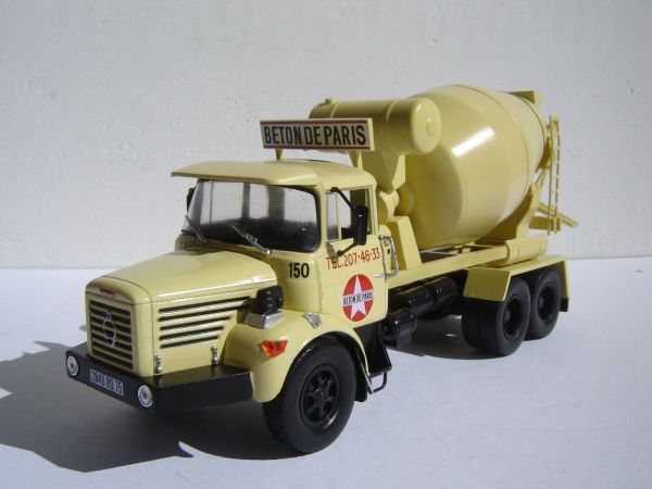 G111A005 - BERLIET PMH12 6x4 1969 Béton de Paris truck mixer - 1