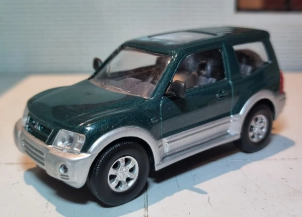 MAGRANMITPAJ - MITSUBISHI Pajero green and gray - 1