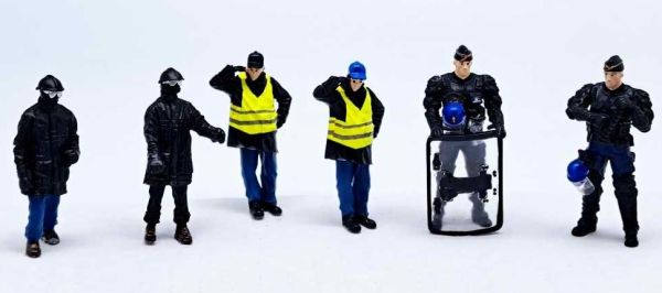 PER743 - Set of 6 figures - Gendarmes policier CRS and yellow waistcoat demonstrators - 1