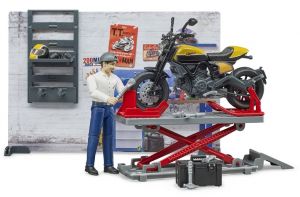 BRU62102 - Mechanic with motorcycle DUCATI Scrambler and accessories - AVAILABLE MARCH 2020