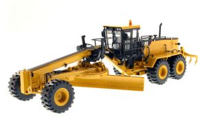 DCM85264 - Motor grader CATERPILLAR CAT24M with driver and metal box