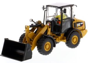 DCM85557 - Compact weel loader CATERPILLAR CAT 906M with driver and metal box