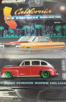 GREEN63050-AVERT - FORD Fordor Super deluxe 1947 red with green wheels from the CALIFORNIA LOWRIDERS serie in blister pack