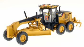 DCM85236 - Motor grader CATERPILLAR CAT 140M with driver and metal box