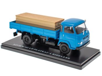 G111N055 - SAVIEM SG 4 D 4x2 flatbed truck with loading 1967