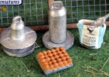 WM071 - Poultry feed and accessories - In miniature